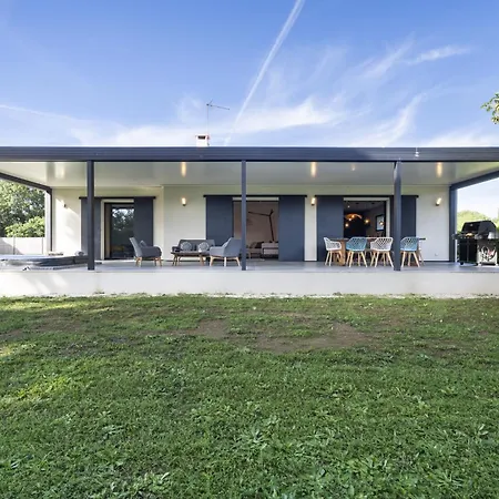 Villa Bord De Avec Piscine