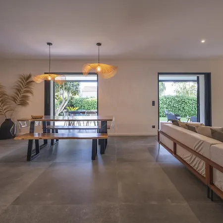 Bord De Avec Piscine Villa