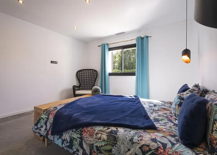 Bord De Avec Piscine Villa