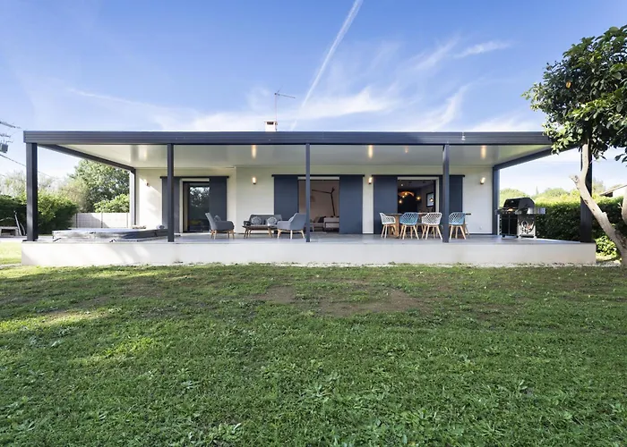 Villa Bord De Avec Piscine