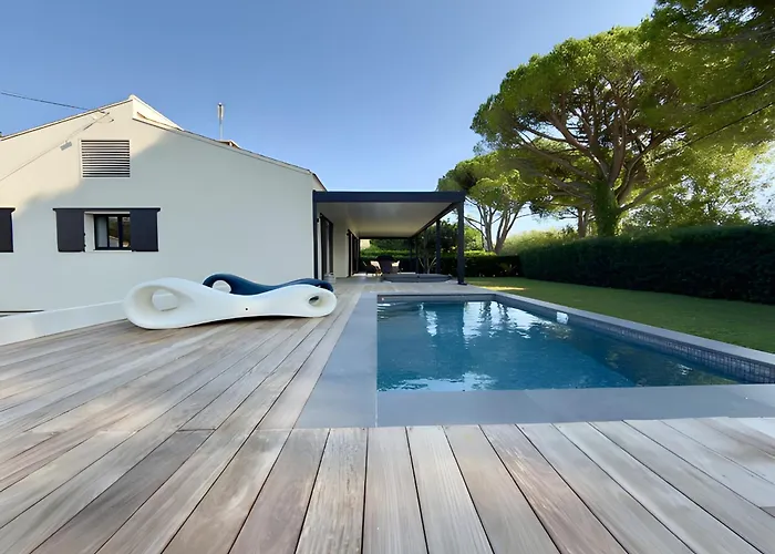 Bord De Avec Piscine Villa *