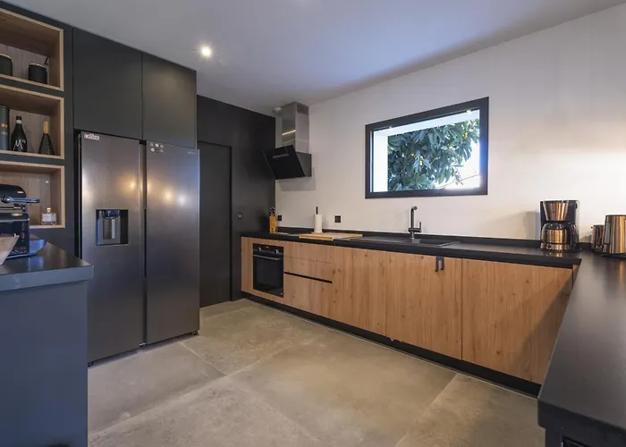 Bord De Avec Piscine הייר