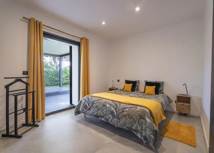 Bord De Avec Piscine