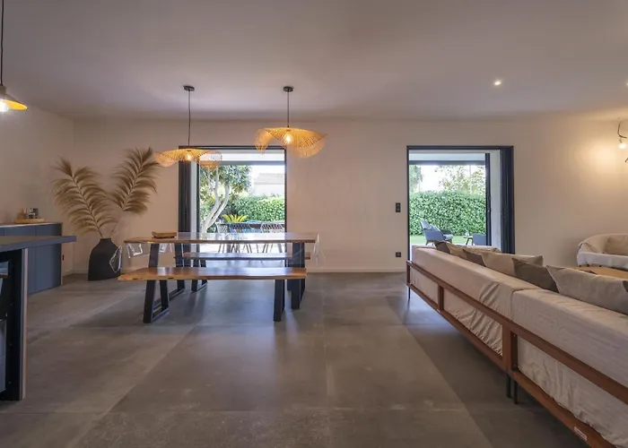 Bord De Avec Piscine וילה